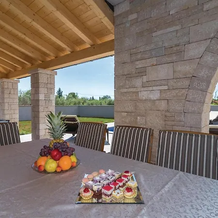 Holiday home Pet Friendly In Radeki Polje With Kitchen Muntic