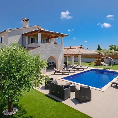 Pet Friendly In Radeki Polje With Kitchen Holiday home