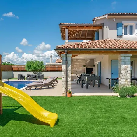 Holiday home Pet Friendly In Radeki Polje With Kitchen