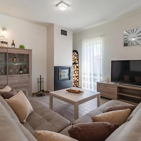 Holiday home Pet Friendly In Radeki Polje With Kitchen
