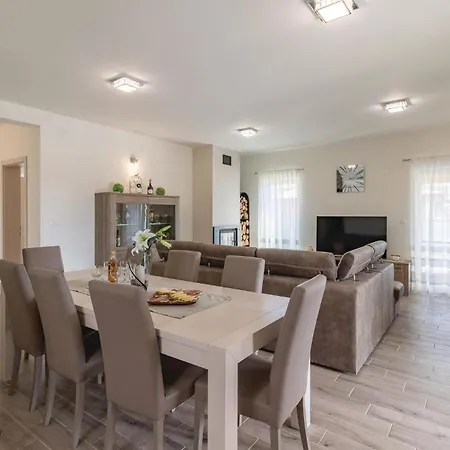 Pet Friendly In Radeki Polje With Kitchen Holiday home *