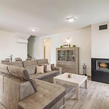 Pet Friendly In Radeki Polje With Kitchen Holiday home Muntic